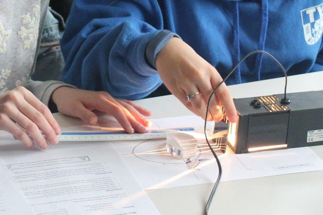 Physik des Sehens: Experiment im Lehr-Lern-Labor von Dr. des. Tina Schulze zum Aufbau des menschlichen Auges. Foto: Julian Merkert