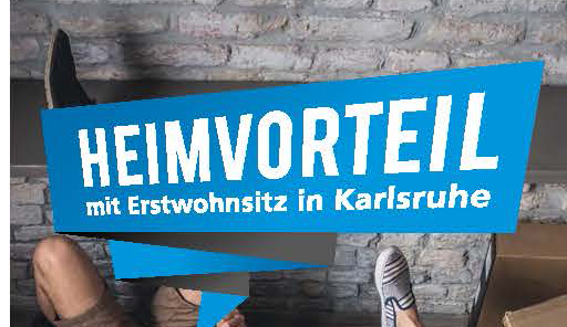 Cover Flyer Erstwohnsitzkampagne 2024 Blick in ein Zimmer mit Steinwand un REgalen, es ragen Füße ins Bild, außerdem die Überschrift "Heimvorteil mit Erstwohnsitz in Karlsruhe"